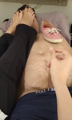 足臭を嗅がされながらの手コキで1分も持たない男