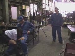 町工場の社長のJKの娘に流れで手コキフェラして貰っていたら社長にバレて・・・