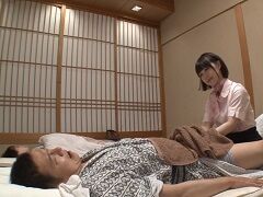 寝ている奥さんの真横で旦那をこっそり痴女るのが趣味の小悪魔エステ嬢