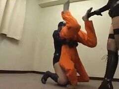 男を受刑者という設定でプロレス技でボコりまくるギャル2人組