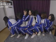 スポーツ女子7人組の人間椅子になった男