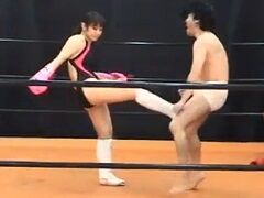 格闘女の非常に重い金蹴りが強烈すぎる・・・