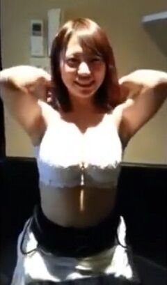 カラオケ店で円光美女が脱いだら凄かったので思わずパイズリして貰う男