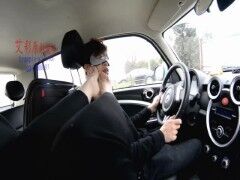 車内で足奴隷調教する中国美女