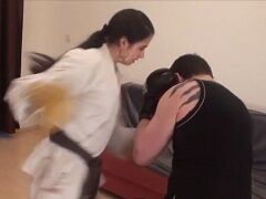 美女のボクシングのスパーリングに付き合わされる男