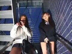 声を掛けてきた男を暇つぶしに足臭責めするJK２人組