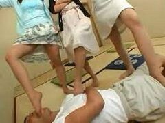 こんな幼い普通そうな子に足奴隷がいるという中国の闇