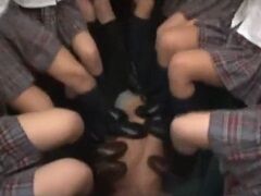 とばっちりでJK集団にボコられる男