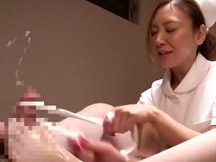 ナースのガーゼ亀頭責めで精子じゃなく潮を出してしまう男