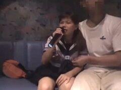 何をされても平然とカラオケを歌い続けるJK