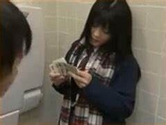 多目的トイレで同級生相手にぼったくり価格でぷち円するJK
