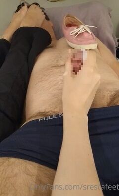 足臭を嗅がされながらの手コキで1分も持たない男