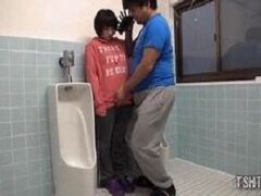 生意気そうなロリッ娘にセンズリ見せたり股間の匂いを嗅いだりするダメオヤジ