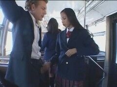 スクールバス内でリーマンのおじさんを痴女る海外の黒髪JK
