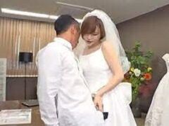 結婚式の相談に行ったらキレイなウエディングプランナーに誘惑されて・・・