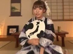 浴衣姿のギャルのパンチラを見ていたらバレて・・・