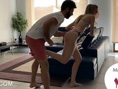 金蹴り動画配信で儲けている絶世の美女