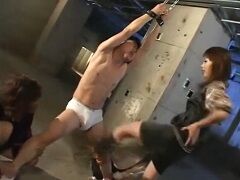 奥手そうな男をとっ捕まえてカツアゲするヤンキー3人組