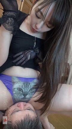 パンツ越しにおしっこ後のお掃除クンニをさせる美女
