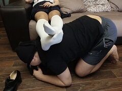 JK「ねぇ、いつもみたいに靴を舌でキレイにしてよ。匂い嗅いでいいからw」