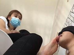 「いつもこんな感じで足奴隷調教してるの。・・・あなたもされたい？」
