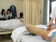 陰部洗浄の様子をJK2人組に笑われながら覗かれ・・・