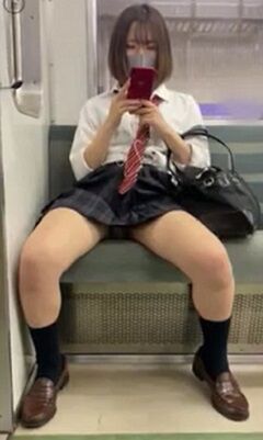 電車で対面に座ったJKのパンチラを盗撮していたら・・・