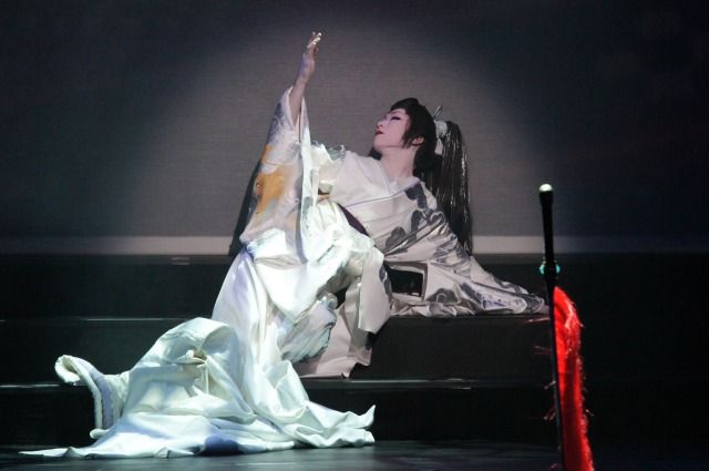 早乙女太一が華麗に舞い、自分の影と切り結ぶ『龍と牡丹 2012』 : 観劇予報