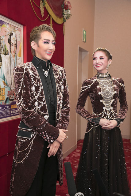 落語世界と宝塚の見事な融合と、紅色のステージで弾けるトップ