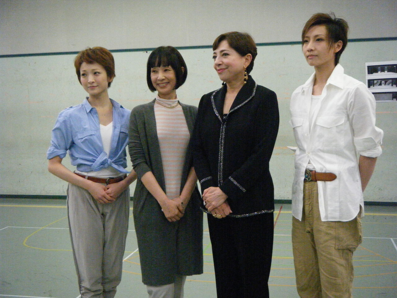 鳳蘭 遥くららが宙組稽古場を訪問 誰がために鐘は鳴る 宝塚ジャーナル 鳳蘭 遥くららが宙組稽古場を訪問 誰がために鐘は鳴る 宝塚ジャーナル