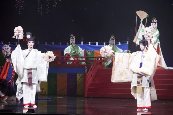 宝塚ならではの王朝絵巻と華やかなレビューで綴る花組公演『新