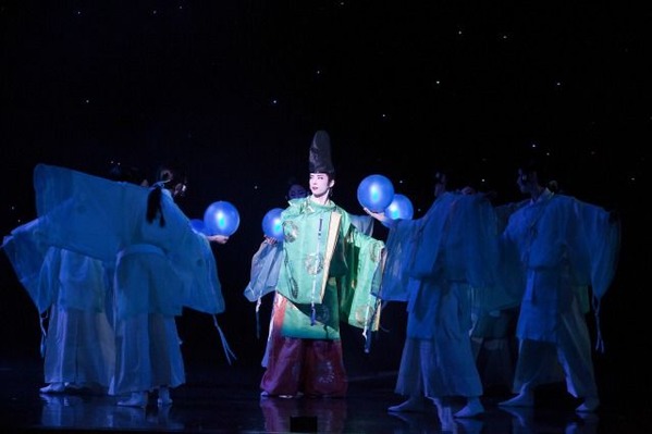 宝塚ならではの王朝絵巻と華やかなレビューで綴る花組公演『新源氏物語