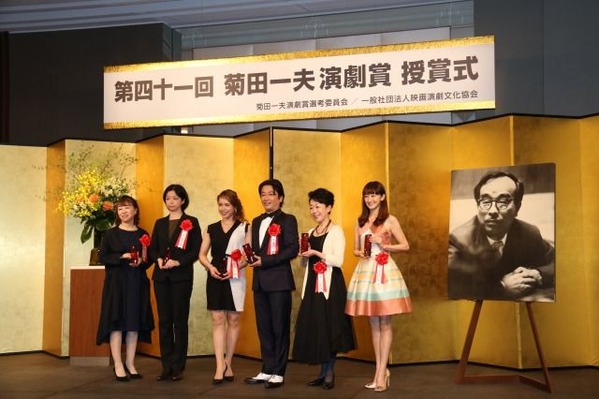 花總まりら受賞者が感激のスピーチ 第41回菊田一夫演劇賞受賞式レポート 宝塚ジャーナル