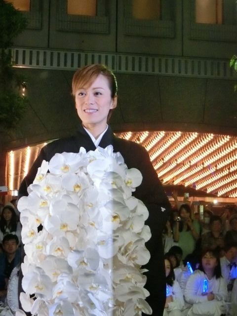 蘭寿とむ 晴れやかに宝塚に別れ ラストデー レポート 宝塚ジャーナル 蘭寿とむ 晴れやかに宝塚に別れ ラストデー レポート 宝塚ジャーナル