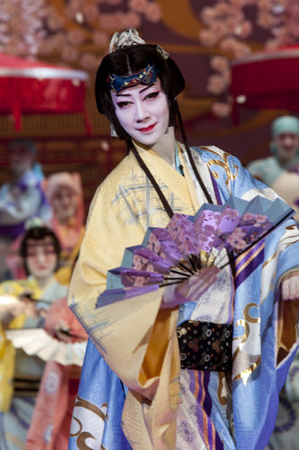 星組 宝塚大劇場公演 レビュー 宝塚花の踊り絵巻/ミュージカル 愛と青春の旅だ… Amazon.co.jp: 宝塚花の踊り絵巻 星組大劇場公演ライブCD