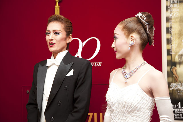 蘭寿とむ退団公演が開幕 花組東京公演 ラスト タイクーン Takarazuka 夢眩 初日囲みインタビュー 宝塚ジャーナル 蘭寿とむ退団公演が開幕 花組東京公演 ラスト タイクーン Takarazuka 夢眩 初日囲みインタビュー 宝塚ジャーナル