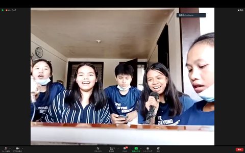 フレッシュニーさん(左から2人目)