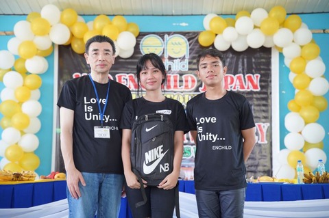 アービー・ジョイ・アルカラさん（中央）