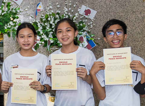 アクシル・ローズ・フェラーさん（真ん中）