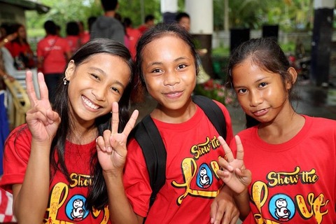 アナ・メイ・フェルナンデスさん（中央）