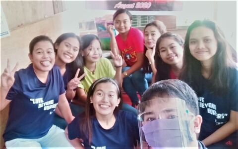 バランガイ・マウグのエンチャイルド奨学生たち