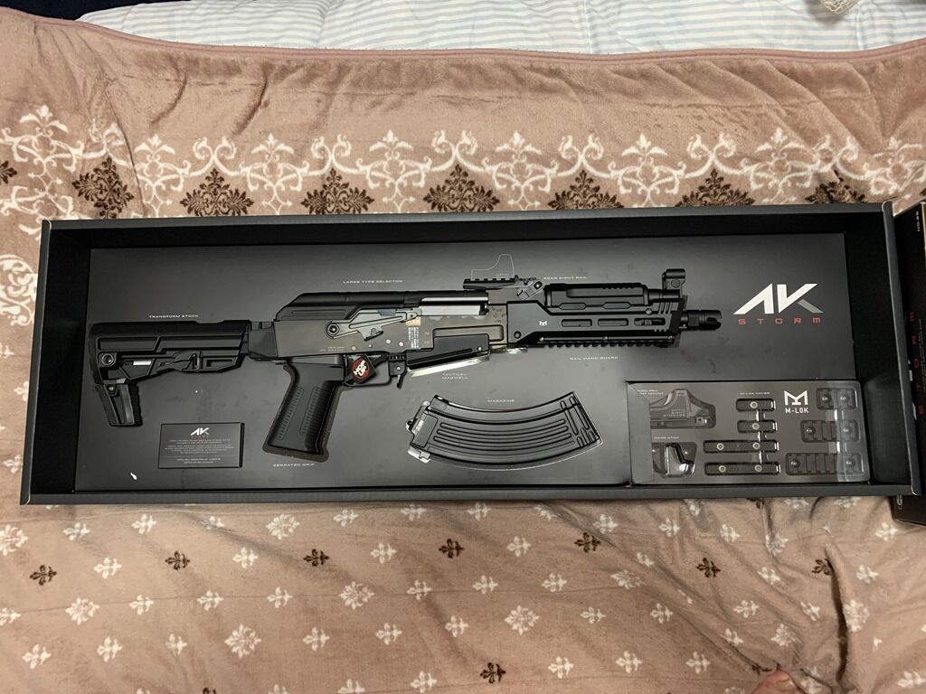 東京マルイ 次世代電動ガン AKストーム 予備マガジン2つとバッテリー