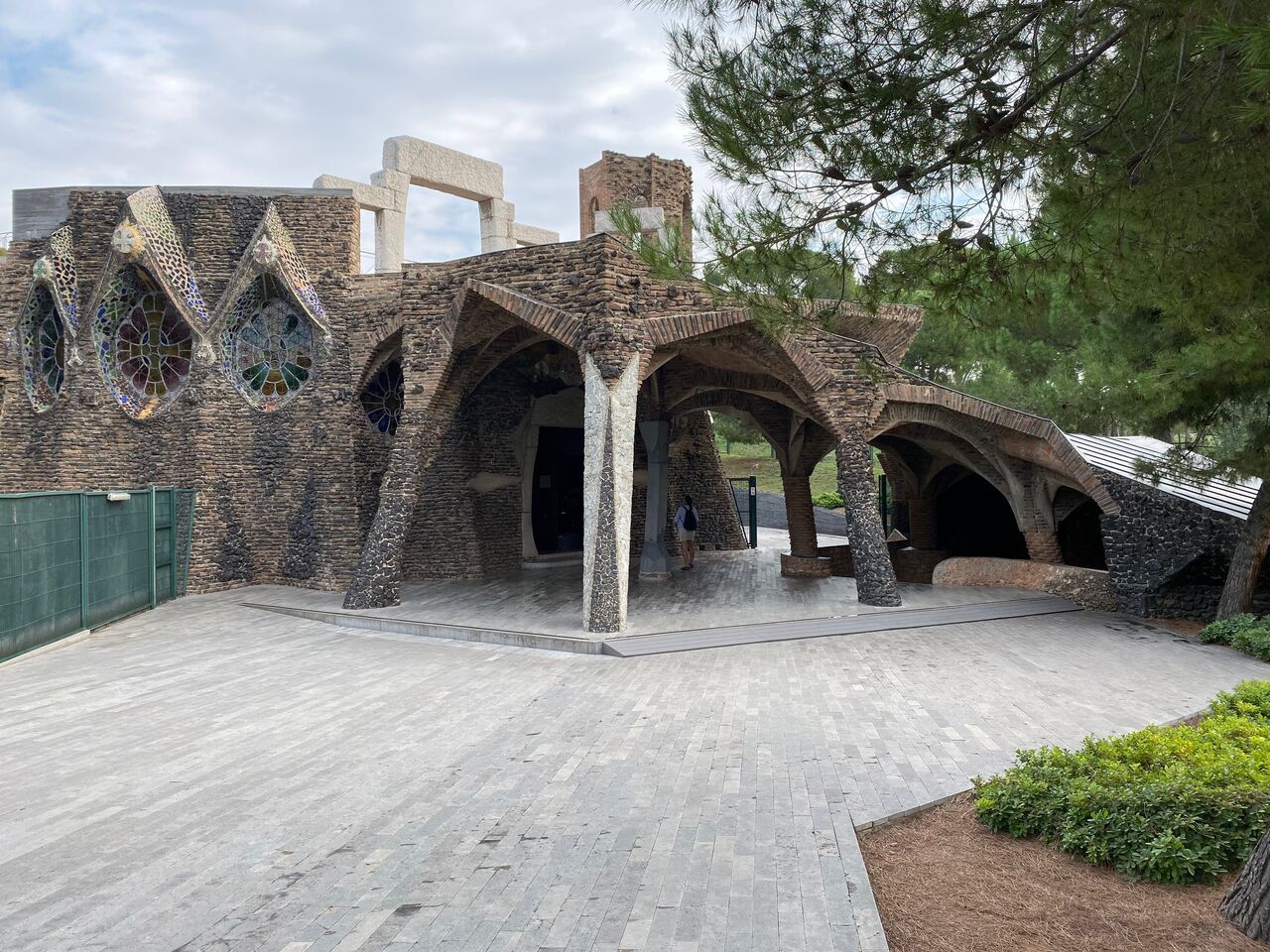 第125回 バルセロナ3日目 その2 コロニア グエル つづき えんちゃんの地下室でうたた寝