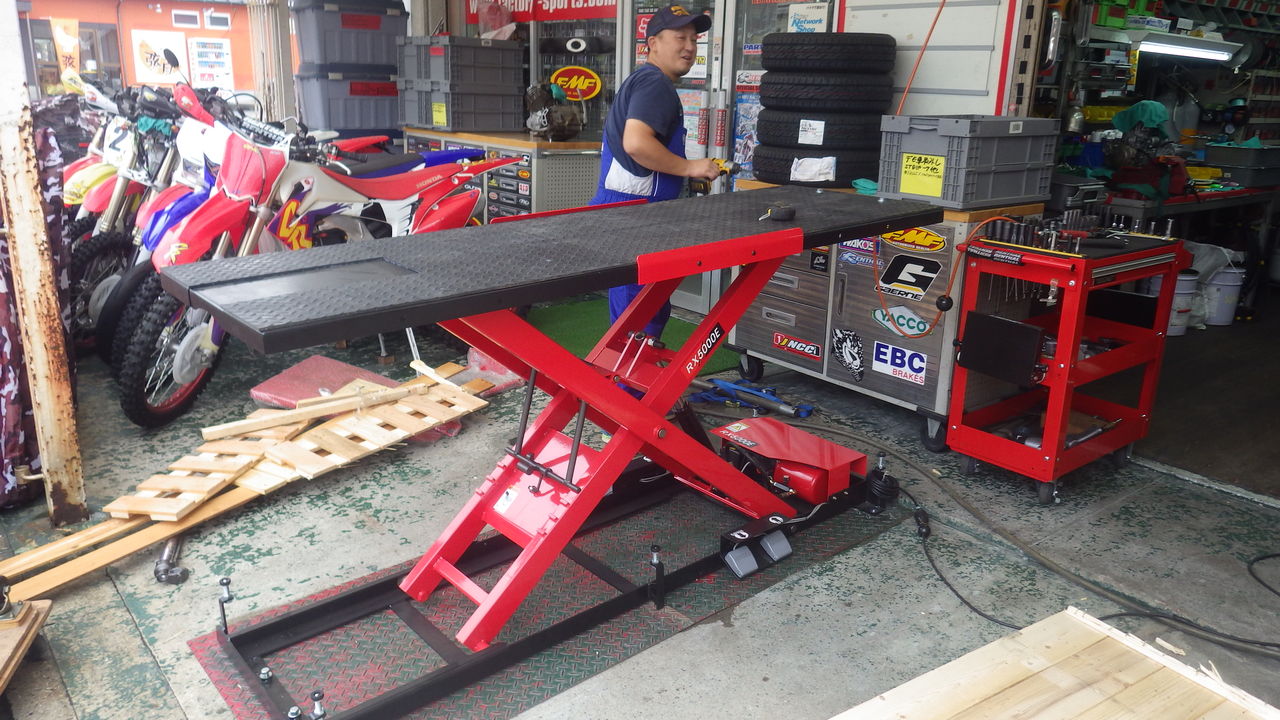 バイクリフト やっと設置完了 Factory お知らせブログ