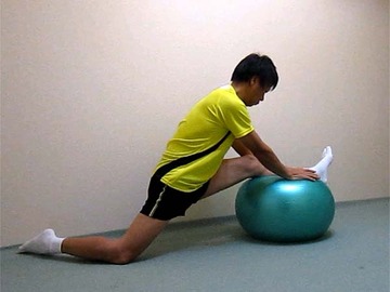 ボールでストレッチ 太もも後ろ側 股関節 整体師に学ぶ 中高年のランニングによる筋肉痛改善と 楽に長く走る方法 エンジョイラン Com
