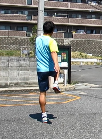 上半身と下半身の連動=背中の「X」を意識する