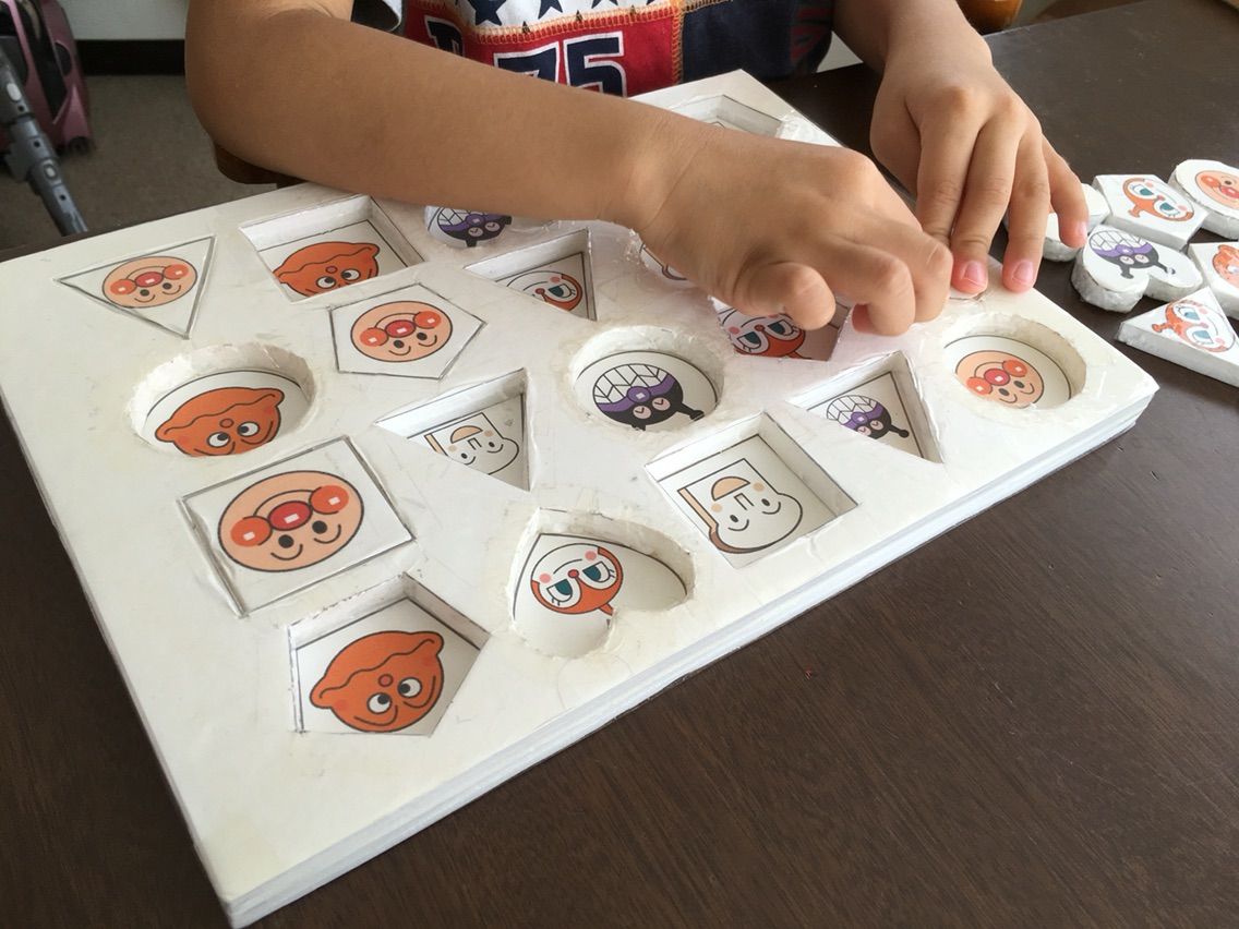 カラーボードで手作り形はめパズル 発達障害の子供の家庭療育