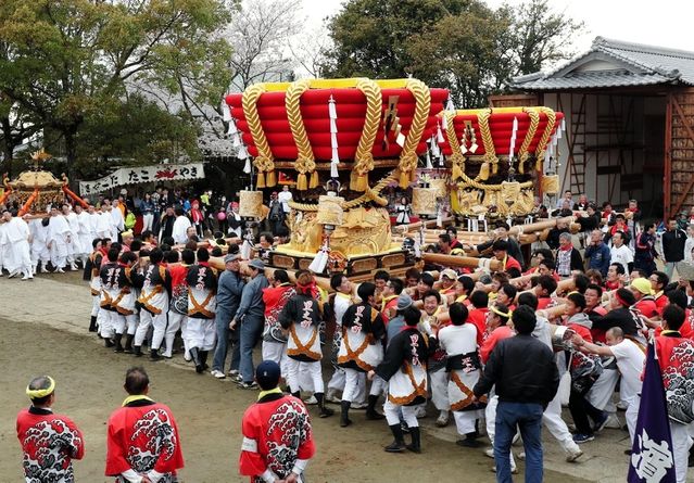 田舎「祭りで数トンある神輿を担ぐ人がいないの！」→「祭りを休むやつは罰金、仕事で休むとか許さない」