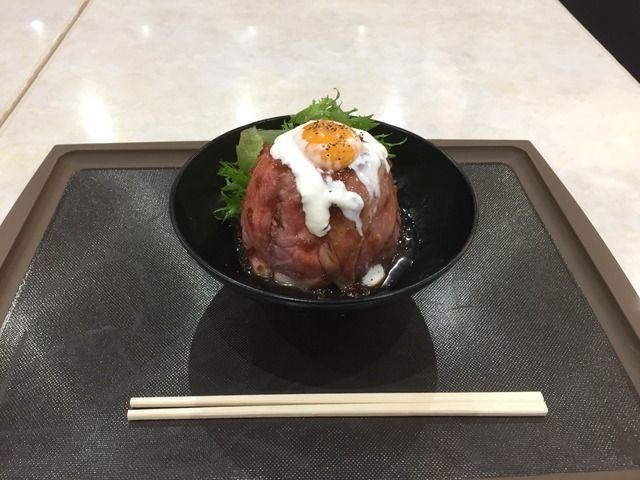 【画像あり】ワイ、初のローストビーフ丼(1050円)を注文するも想像と違ってげんなり