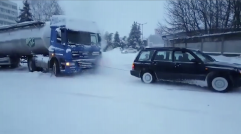 海外「何で日本車はこんなに雪に強いの？」 相変わらずスバル車の性能が凄すぎると話題に